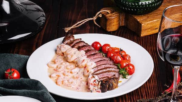 viande rouge et verre de Saint-Julien 