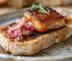 Comment réussir un délicieux toast de foie gras au confit d'oignon rouge : recette et astuces