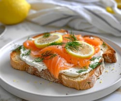 Délicieuse recette de toast au saumon fumé : comment préparer ce classique de l'apéritif en 5 minutes